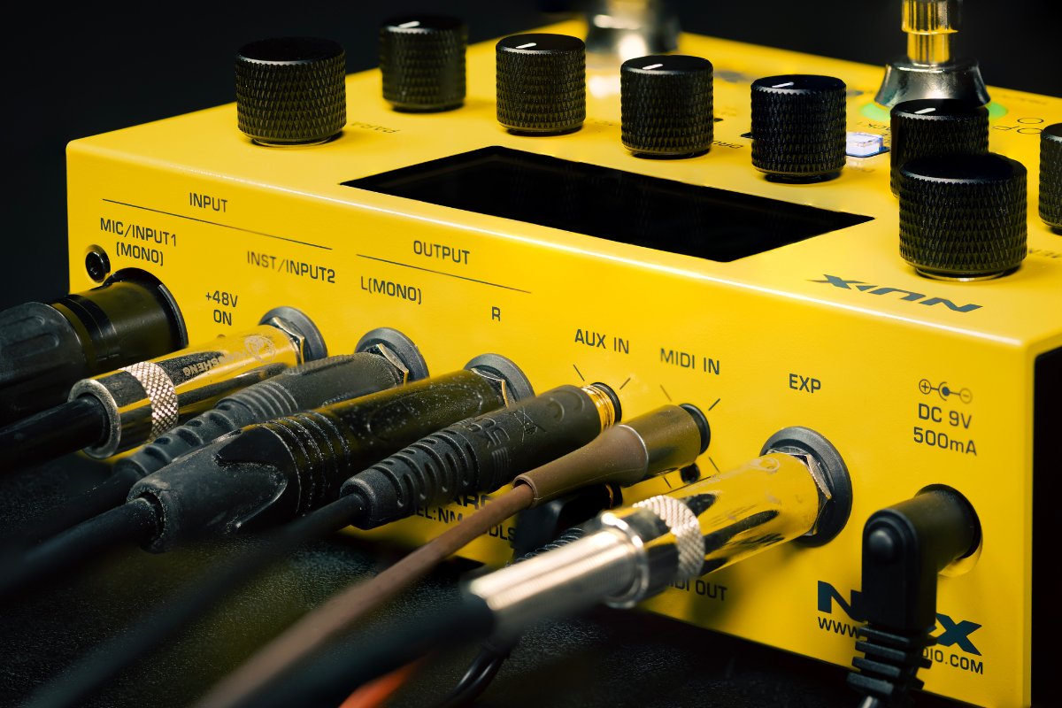 Yellow NUX dual loop stereo pedal stompbox interface iOS