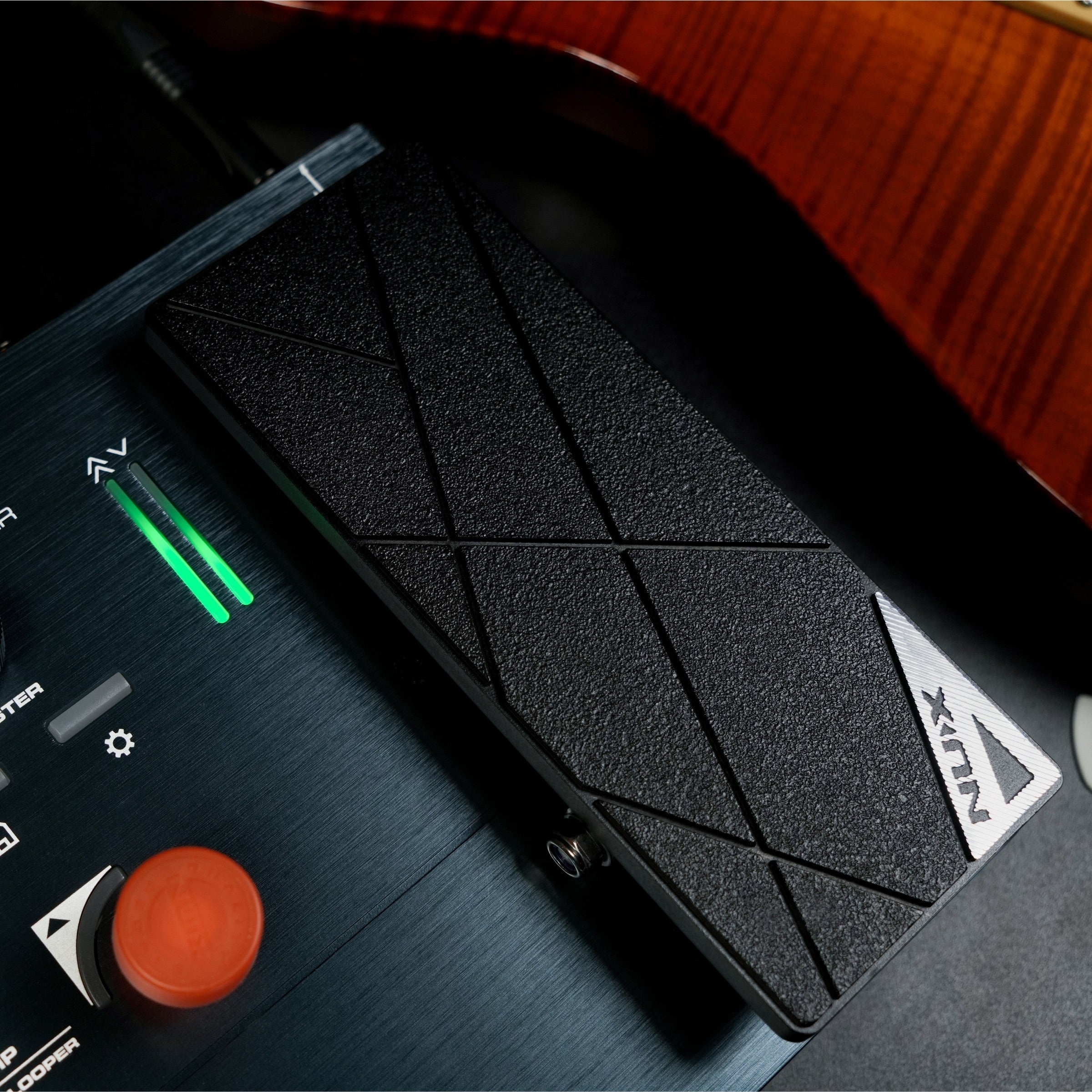 MG-50 LI Expression pedal with NUX logo