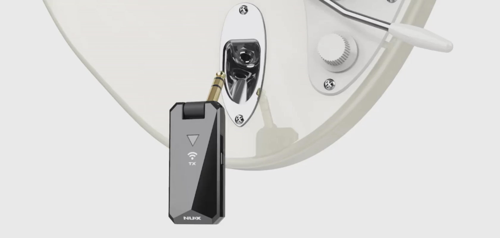 Cargar video: NUX B-5RC Transmitter plugging into an electric guitar to show how the whammy bar doesn't interfere with the wireless system.