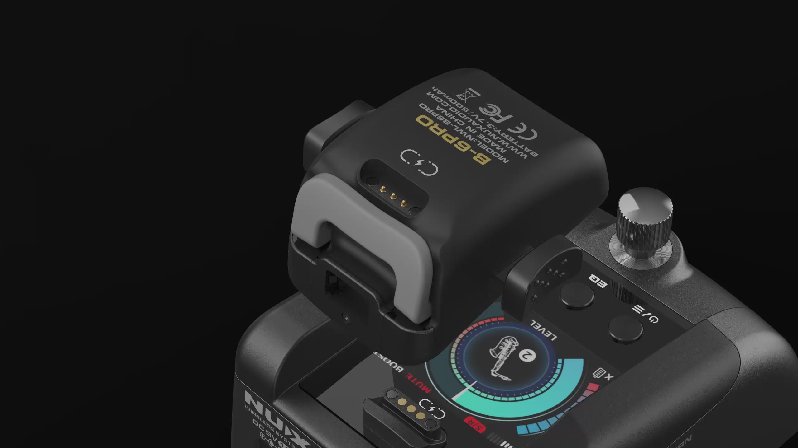 Cargar video: Animation showing how the B-6 PRO receiver sits and secures on top of the pedalboard for quick charging