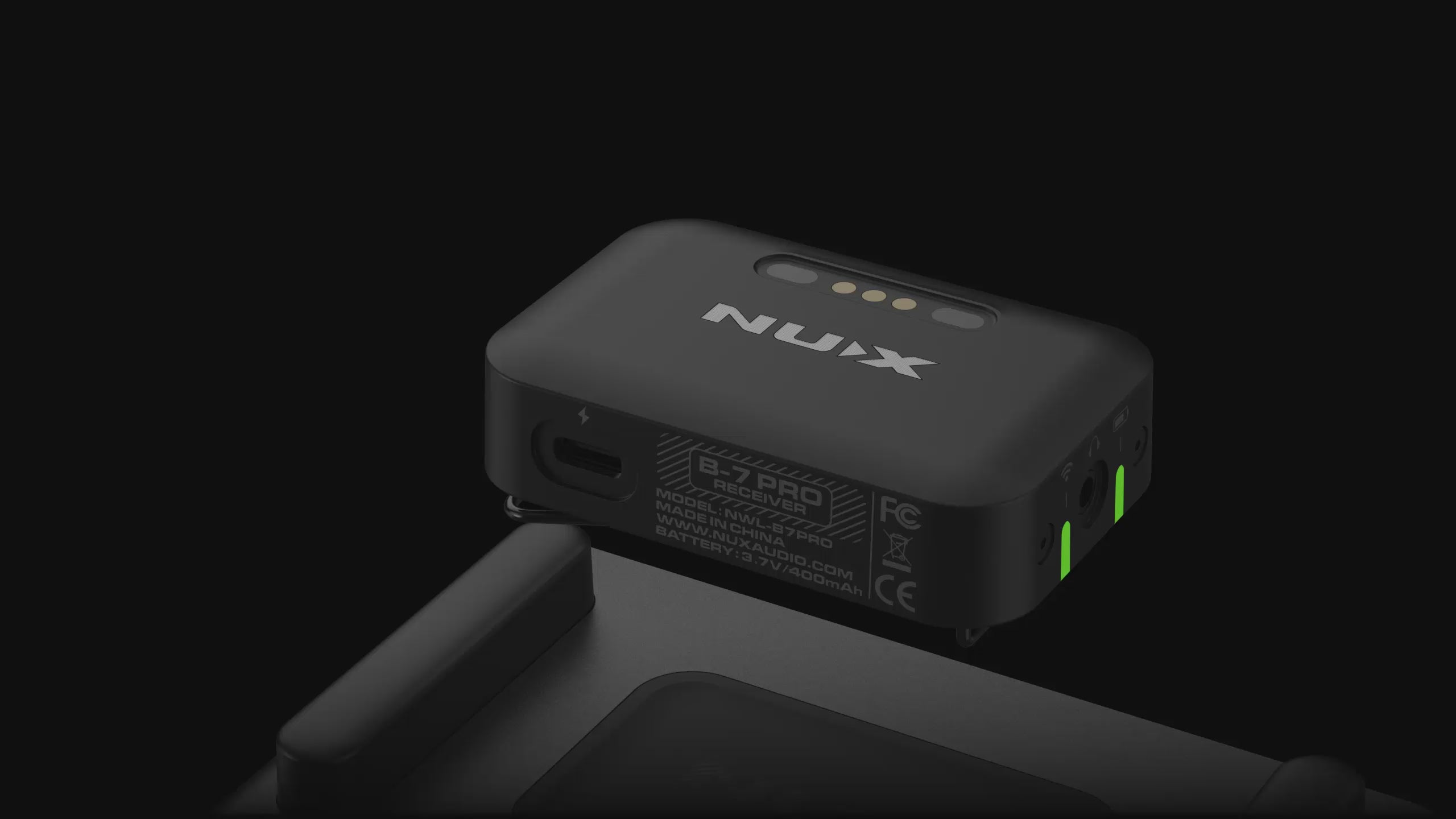Cargar video: Video demo showing how the wireless receiver sits on top of the b-7 pro transmitter for charging