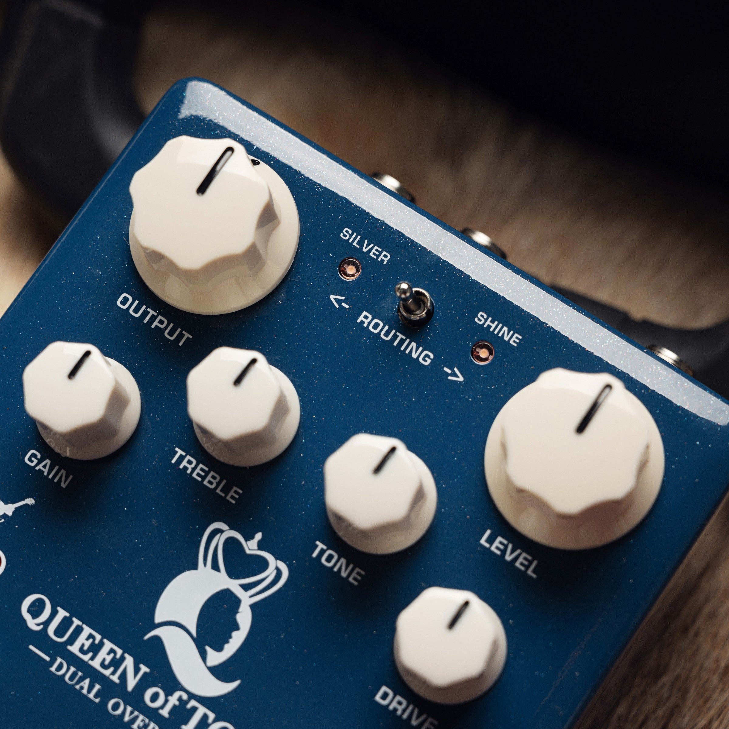 close up on the routing toggle switch of NUX Queen of tone dual overdrive pedal stompbox